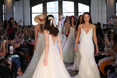 New York, Ny - 14 Nisan: Modelleri yürüyüş pist finale New York'ta üzerinde 14 Nisan 2018 Watters bahar 2019 gelin moda gösterisi sırasında. 