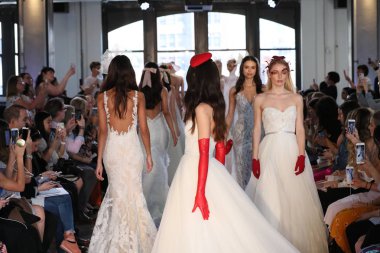 New York, Ny - 14 Nisan: Modelleri yürüyüş pist finale New York'ta üzerinde 14 Nisan 2018 Watters bahar 2019 gelin moda gösterisi sırasında. 