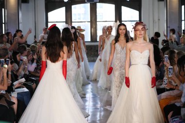 New York, Ny - 14 Nisan: Modelleri yürüyüş pist finale New York'ta üzerinde 14 Nisan 2018 Watters bahar 2019 gelin moda gösterisi sırasında. 