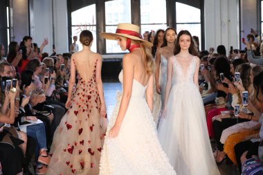 New York, Ny - 14 Nisan: Modelleri yürüyüş pist finale New York'ta üzerinde 14 Nisan 2018 Watters bahar 2019 gelin moda gösterisi sırasında. 