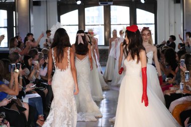 New York, Ny - 14 Nisan: Modelleri yürüyüş pist finale New York'ta üzerinde 14 Nisan 2018 Watters bahar 2019 gelin moda gösterisi sırasında. 