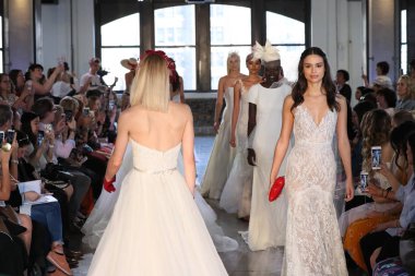 New York, Ny - 14 Nisan: Modelleri yürüyüş pist finale New York'ta üzerinde 14 Nisan 2018 Watters bahar 2019 gelin moda gösterisi sırasında. 