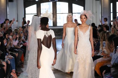 New York, Ny - 14 Nisan: Modelleri yürüyüş pist finale New York'ta üzerinde 14 Nisan 2018 Watters bahar 2019 gelin moda gösterisi sırasında. 