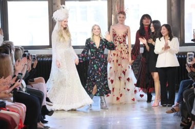 New York, Ny - Nisan: pist Watters bahar 2019 gelin moda sırasında göstermek 14 Nisan 2018 New York'ta tasarımcıları ve modelleri yürüyüş. 