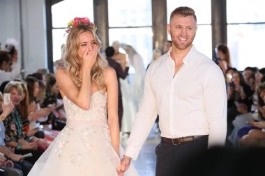 New York, Ny - 14 Nisan: Model Nicole Kaspar ne zaman onun erkek arkadaşı Chad Stapleton Watters gelin bahar 2019 moda gösterisi, 14 Nisan 2018 New York'ta sırasında evlenme şaşırdı. 