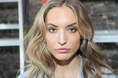 New York, Ny - 14 Nisan: Bir model poz önce 14 Nisan 2018 Watters bahar 2019 gelin moda gösteri New York'ta sahne arkası. 