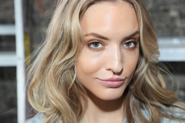 New York, Ny - 14 Nisan: Bir model poz önce 14 Nisan 2018 Watters bahar 2019 gelin moda gösteri New York'ta sahne arkası. 