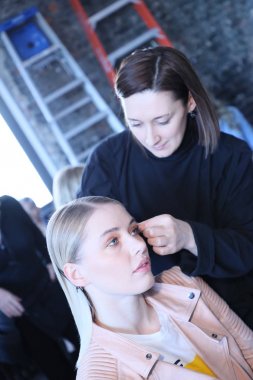 New York, Ny - 14 Nisan: bir model New York'ta 14 Nisan 2018 üzerinde Watters bahar 2019 gelin moda göstermeden önce sahne arkasında hazırlanıyor. 