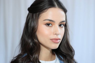 New York, Ny - 14 Nisan: Bir model poz önce 14 Nisan 2018 Watters bahar 2019 gelin moda gösteri New York'ta sahne arkası. 