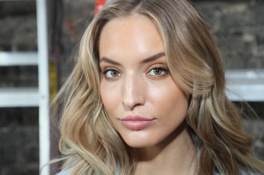 New York, Ny - 14 Nisan: Bir model poz önce 14 Nisan 2018 Watters bahar 2019 gelin moda gösteri New York'ta sahne arkası. 