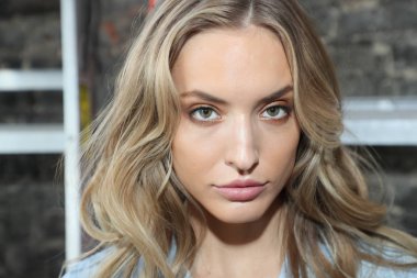 New York, Ny - 14 Nisan: Bir model poz önce 14 Nisan 2018 Watters bahar 2019 gelin moda gösteri New York'ta sahne arkası. 