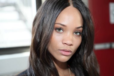 New York, Ny - 14 Nisan: Bir model poz önce 14 Nisan 2018 Watters bahar 2019 gelin moda gösteri New York'ta sahne arkası. 