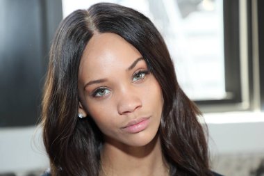 New York, Ny - 14 Nisan: Bir model poz önce 14 Nisan 2018 Watters bahar 2019 gelin moda gösteri New York'ta sahne arkası. 