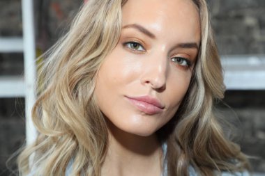 New York, Ny - 14 Nisan: Bir model poz önce 14 Nisan 2018 Watters bahar 2019 gelin moda gösteri New York'ta sahne arkası. 