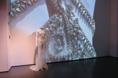 New York, Ny - Nisan 13: Düğün elbise sunu sırasında 2019 Rivini ve Alyne koleksiyonları üzerinde 13 Nisan 2018 New York City. 