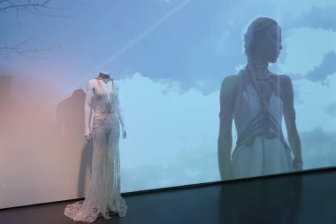 New York, Ny - Nisan 13: Düğün elbise sunu sırasında 2019 Rivini ve Alyne koleksiyonları üzerinde 13 Nisan 2018 New York City. 