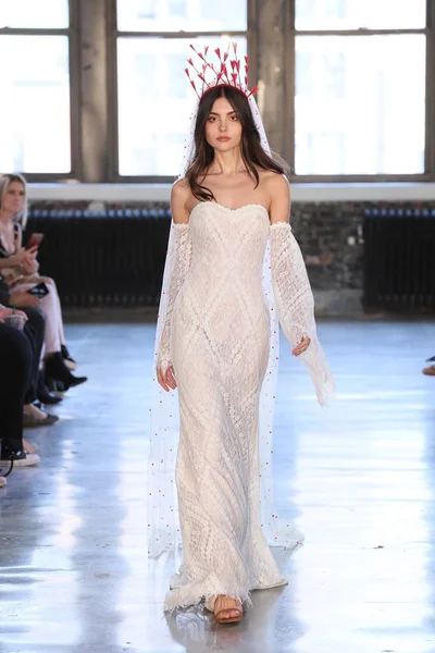 New York April Model Walks Runway Watters Spring 2019 Bridal — Stock Photo, Image