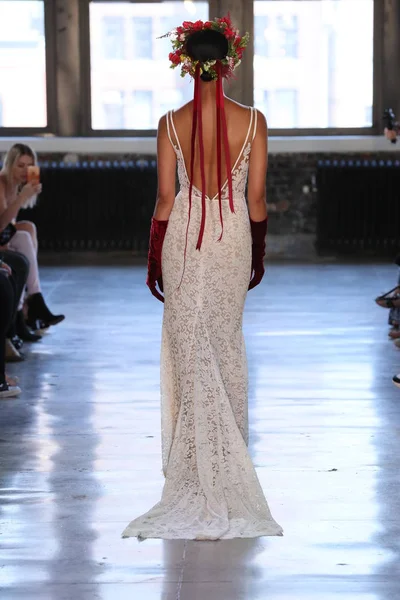 New York April Model Walks Runway Watters Spring 2019 Bridal — Stock Photo, Image