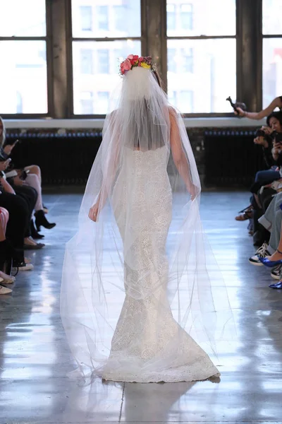 New York April Model Walks Runway Watters Spring 2019 Bridal — Stock Photo, Image