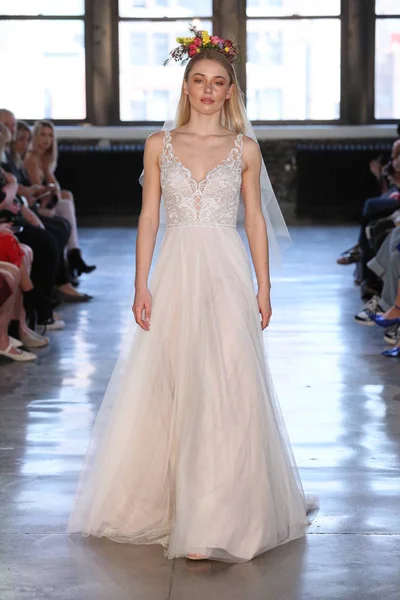 New York April Model Walks Runway Watters Spring 2019 Bridal — Stock Photo, Image