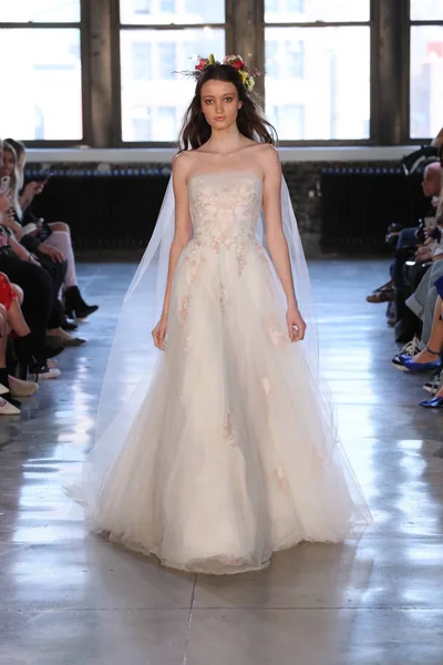 New York April Model Walks Runway Watters Spring 2019 Bridal — Stock Photo, Image