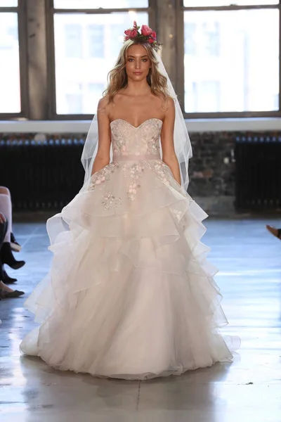 New York April Model Walks Runway Watters Spring 2019 Bridal — Stock Photo, Image