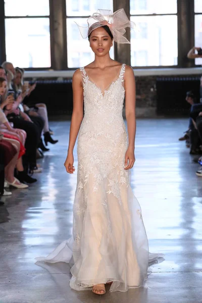 New York April Model Walks Runway Watters Spring 2019 Bridal — Stock Photo, Image