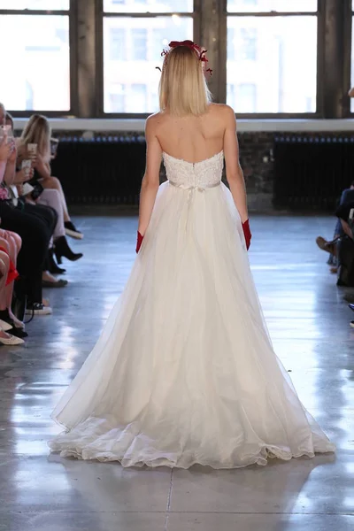 New York April Model Walks Runway Watters Spring 2019 Bridal — Stock Photo, Image