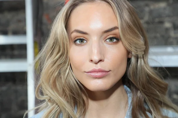 New York, Ny - 14 Nisan: Bir model poz önce 14 Nisan 2018 Watters bahar 2019 gelin moda gösteri New York'ta sahne arkası. 