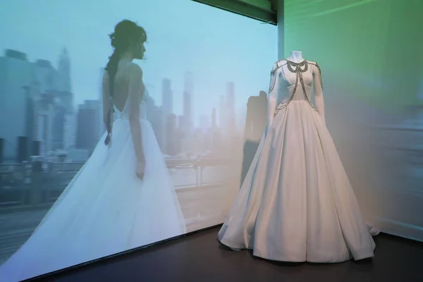 ニューヨーク 結婚式ドレス プレゼンテーション 2019 Rivini Alyne コレクション中に 2018 日にニューヨーク市で — ストック写真