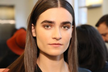 New York, Ny - Nisan 13: bir model 13 Nisan 2018 Justin Alexander bahar 2019 gelin moda gösteri New York'ta önce sahne arkasında poz. 