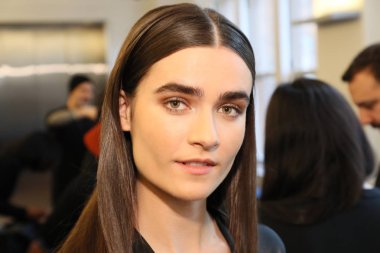 New York, Ny - Nisan 13: bir model 13 Nisan 2018 Justin Alexander bahar 2019 gelin moda gösteri New York'ta önce sahne arkasında poz. 