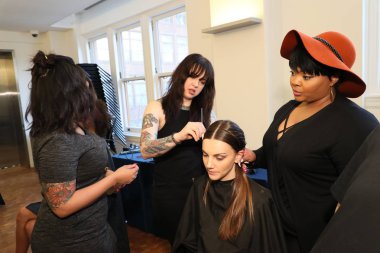 New York, Ny - Nisan 13: bir model New York şehrinde 13 Nisan 2018 Justin Alexander bahar 2019 gelin moda şovda önce sahne arkasında hazırlanıyor. 