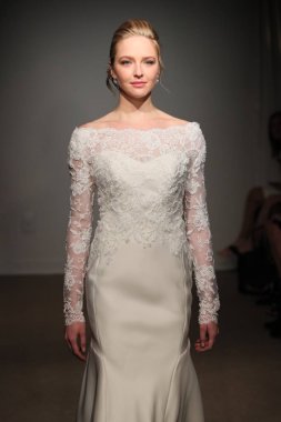 New York, Ny - 14 Nisan: Manken Anna Maier sırasında pist yürür / Ulla Maija bahar 2019 gelin moda show 14 Nisan 2018 New York'ta. 