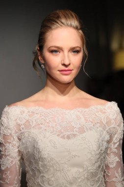 New York, Ny - 14 Nisan: Manken Anna Maier sırasında pist yürür / Ulla Maija bahar 2019 gelin moda show 14 Nisan 2018 New York'ta. 