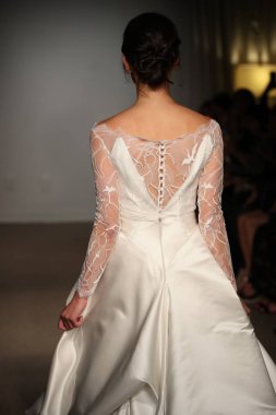 New York, Ny - 14 Nisan: Manken Anna Maier sırasında pist yürür / Ulla Maija bahar 2019 gelin moda show 14 Nisan 2018 New York'ta. 