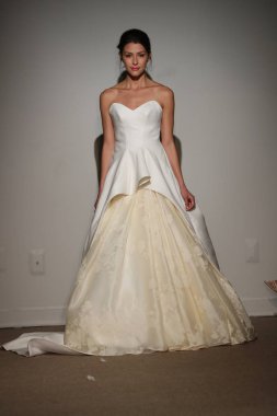 New York, Ny - 14 Nisan: Manken Anna Maier sırasında pist yürür / Ulla Maija bahar 2019 gelin moda show 14 Nisan 2018 New York'ta. 