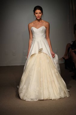 New York, Ny - 14 Nisan: Manken Anna Maier sırasında pist yürür / Ulla Maija bahar 2019 gelin moda show 14 Nisan 2018 New York'ta. 