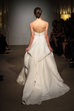 New York, Ny - 14 Nisan: Manken Anna Maier sırasında pist yürür / Ulla Maija bahar 2019 gelin moda show 14 Nisan 2018 New York'ta. 