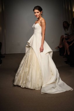 New York, Ny - 14 Nisan: Manken Anna Maier sırasında pist yürür / Ulla Maija bahar 2019 gelin moda show 14 Nisan 2018 New York'ta. 