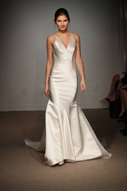 New York, Ny - 14 Nisan: Manken Anna Maier sırasında pist yürür / Ulla Maija bahar 2019 gelin moda show 14 Nisan 2018 New York'ta. 