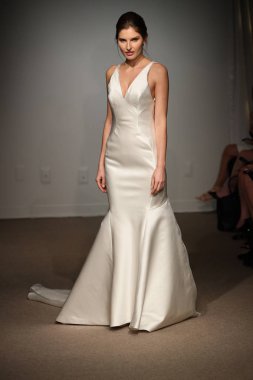 New York, Ny - 14 Nisan: Manken Anna Maier sırasında pist yürür / Ulla Maija bahar 2019 gelin moda show 14 Nisan 2018 New York'ta. 