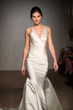 New York, Ny - 14 Nisan: Manken Anna Maier sırasında pist yürür / Ulla Maija bahar 2019 gelin moda show 14 Nisan 2018 New York'ta. 