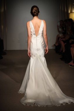 New York, Ny - 14 Nisan: Manken Anna Maier sırasında pist yürür / Ulla Maija bahar 2019 gelin moda show 14 Nisan 2018 New York'ta. 