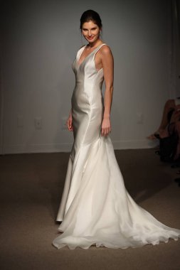 New York, Ny - 14 Nisan: Manken Anna Maier sırasında pist yürür / Ulla Maija bahar 2019 gelin moda show 14 Nisan 2018 New York'ta. 