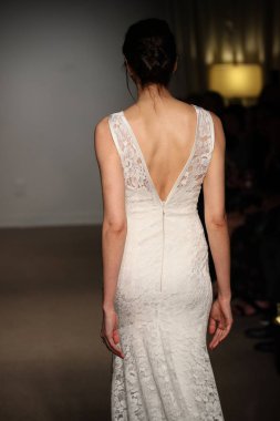 New York, Ny - 14 Nisan: Manken Anna Maier sırasında pist yürür / Ulla Maija bahar 2019 gelin moda show 14 Nisan 2018 New York'ta. 