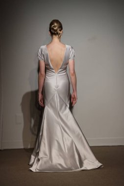 New York, Ny - 14 Nisan: Manken Anna Maier sırasında pist yürür / Ulla Maija bahar 2019 gelin moda show 14 Nisan 2018 New York'ta. 