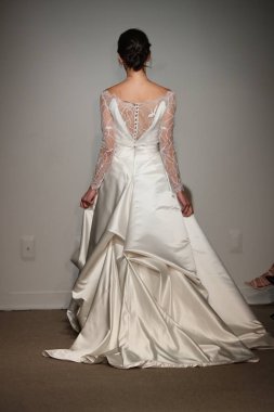 New York, Ny - 14 Nisan: Manken Anna Maier sırasında pist yürür / Ulla Maija bahar 2019 gelin moda show 14 Nisan 2018 New York'ta. 