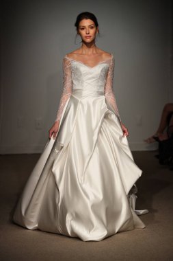 New York, Ny - 14 Nisan: Manken Anna Maier sırasında pist yürür / Ulla Maija bahar 2019 gelin moda show 14 Nisan 2018 New York'ta. 