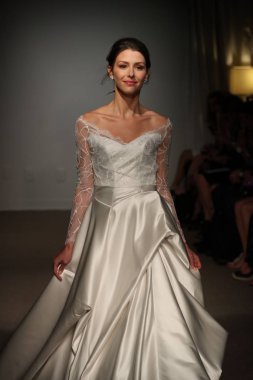 New York, Ny - 14 Nisan: Manken Anna Maier sırasında pist yürür / Ulla Maija bahar 2019 gelin moda show 14 Nisan 2018 New York'ta. 